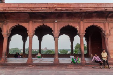 Delhi, Hindistan - 22 Ekim 2016: Delhi, Hindistan'ın merkezindeki Jama Mescidi Camii avlu etrafında Colonade. Kırmızı kale içinde belgili tanımlık geçmiş.