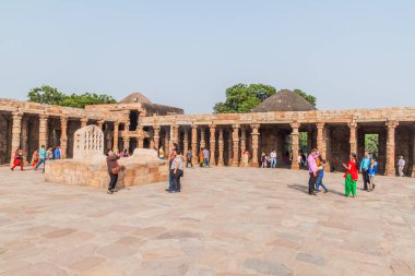 Delhi, Hindistan - 23 Ekim 2016: Qutub Delhi, Hindistan karmaşık turist ziyaret