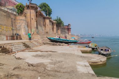 Varanasi, Hindistan - 25 Ekim 2016: Görünüm, Varanasi, Hindistan nehir Ganj kıyısında önde gelen Ghats (riverfront adım)