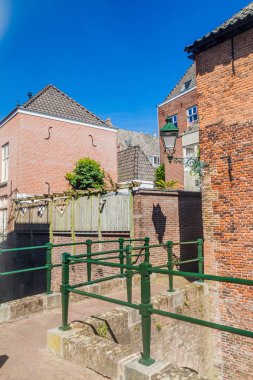 Eski evleri ve Den Bosch, Hollanda bir kanal üzerinde bir köprü