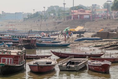 Varanasi, Hindistan - 25 Ekim 2016: Küçük teknelerle Hindistan'da Varanasi, Ganj Nehri