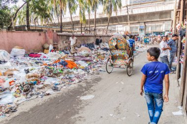 Dakka, Bangladeş - 21 Kasım 2016: Yazar: Bazar Street merkezi dakka, Bangladeş'te çöp yığınları