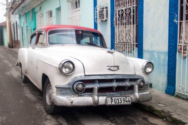 Sancti Spiritus, Küba - 7 Şubat 2016: Vintage araba Sancti Spiritus bir sokakta.