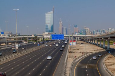 Dubai, Birleşik Arap Emirlikleri - 21 Ekim 2016: Sheikh Zayed road, Dubai, Arap Emirlikleri trafik