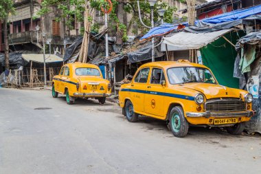 Kolkata, Hindistan - 31 Ekim 2016: Kalküta, Hindistan sarı Hindustan Büyükelçi görünümünü taksiler