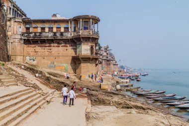 Varanasi, Hindistan - 25 Ekim 2016: Görünüm, Varanasi, Hindistan nehir Ganj kıyısında önde gelen Ghats (riverfront adım)