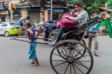 Kolkata, Hindistan - 27 Ekim 2016: Çekti çekçek içinde merkezi Kolkata, Hindistan