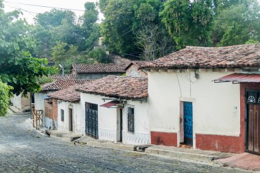 Arnavut kaldırımlı sokak Suchitoto, El Salvador
