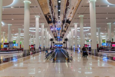 Dubai, Birleşik Arap Emirlikleri - 21 Ekim 2016: Bagaj geri alan Terminal 3 Dubai Havaalanı, Birleşik Arap Emirlikleri