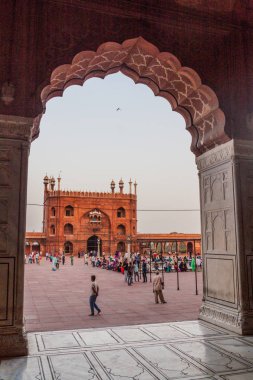 Delhi, Hindistan - 22 Ekim 2016: Delhi, Hindistan Merkezi Jama Mescidi Camii avlusu manzarasına.