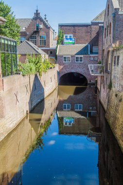 Eski evleri ve bir kanalda Den Bosch, Hollanda