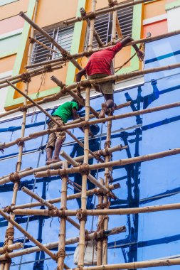 Kolkata, Hindistan - 27 Ekim 2016: İşçilerin bir bambu iskele merkezi Kolkata, Hindistan