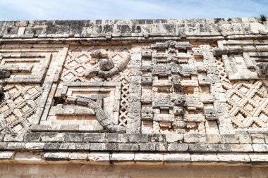 Rahibenin Quadrangle (Cuadrangulo de las Monjas) bina kompleksinde antik Maya şehir Uxmal, Meksika kalıntıları, ayrıntılı oymalar