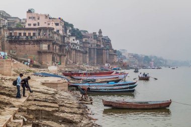 Varanasi, Hindistan - 25 Ekim 2016: Varanasi, Hindistan'da Ganj Nehri'nin kutsal Ghat (riverfront adım) görünümünü