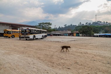 Gracias, Honduras - 13 Nisan 2016: Otobüs, Gracias şehirde otobüs terminali.