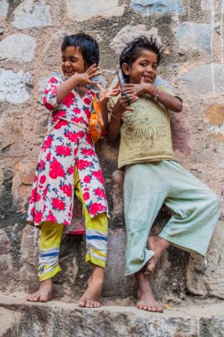 Delhi, Hindistan - 23 Ekim 2016: Yerel çocuk Gandhak ki, BAOLI adım de Mehrauli Archaeological Park Delhi, Hindistan