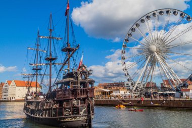Gdansk, Polonya - 2 Eylül 2016: Korsan gemisi Motlawa Nehri, Gdansk, Polonya
