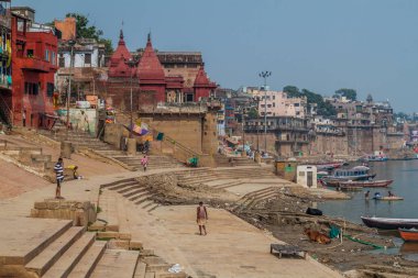 Varanasi, Hindistan - 25 Ekim 2016: Görünüm, Varanasi, Hindistan nehir Ganj kıyısında önde gelen Ghats (riverfront adım)