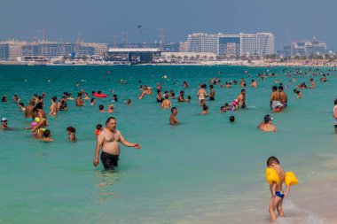 Dubai, Birleşik Arap Emirlikleri - 21 Ekim 2016: Marina Beach, Dubai, Arap Emirlikleri yakınındaki banyo insanlar