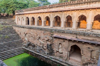Rajon Ki BAOLI adım de parkta Mehrauli Arkeoloji Delhi, Hindistan