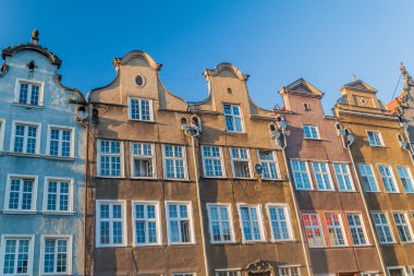 Gdansk, Polonya Dlugi Targ Square'de tarihi evleri