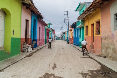 Sancti Spiritus, Küba - 7 Şubat 2016: Sancti Spiritus, Küba'da renkli evler yoIda