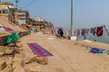 Varanasi, Hindistan - 25 Ekim 2016: Ghats (riverfront adım) Varanasi, Hindistan, kurutulduktan giyim