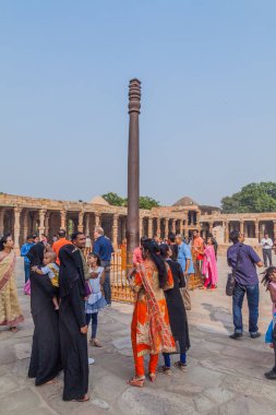 Delhi, Hindistan - 23 Ekim 2016: Turist Qutub Delhi, Hindistan karmaşık ziyaret edin. Demir sütun görünür.