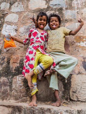 Delhi, Hindistan - 23 Ekim 2016: Yerel çocuk Gandhak ki, BAOLI adım de Mehrauli Archaeological Park Delhi, Hindistan