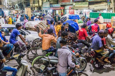 Dakka, Bangladeş - 21 Kasım 2016: Bir trafik sıkışıklığı eski Dhaka, Bangladesh dar sokakları, gece görünümü