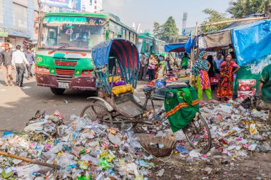 Dakka, Bangladeş - 20 Kasım 2016: Dakka, Bangladeş Gülistan Mahallesi'nde bir sokak görünümünü