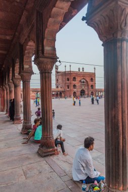 Delhi, Hindistan - 22 Ekim 2016: İnsanlar oturup bir avlu Jama Mescidi Camii Merkezi Delhi, Hindistan.