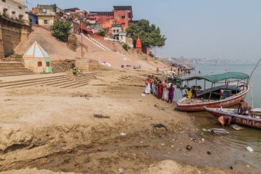 Varanasi, Hindistan - 25 Ekim 2016: Çamur çökeller Varanasi, Hindistan'da muson dönem sel sonra Ghats (riverfront adım) sol