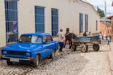 Trinidad, Küba - 8 Şubat 2016: Sovyet Lada araba ve at arabası Trinidad, Küba'nın merkezi bir Arnavut kaldırımlı sokakta.