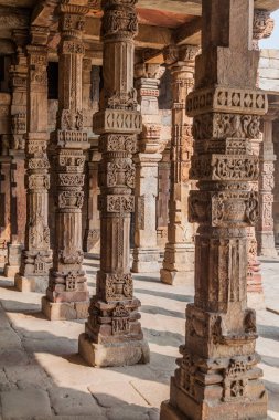 Sütun Quwwat ul-Islam Cami, Delhi, Hindistan Qutub kompleksi de manastır