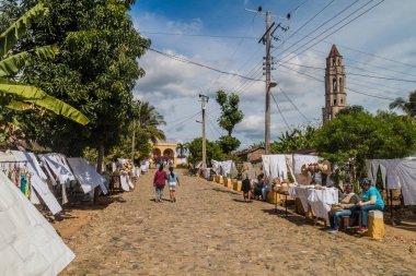 Manaca Iznaga, Küba - 9 Şubat 2016: Valle de los Ingenios Valley yakınındaki Trinidad, Küba Iznaga köyde Hediyelik eşya tezgahları