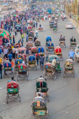 Dakka, Bangladeş - 22 Kasım 2016: çoğunlukla cyclo risckshaws dakka, Bangladeş'te Mirpur yolda içeren Rating
