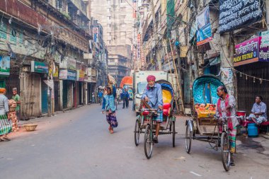 Dakka, Bangladeş - 20 Kasım 2016: Cyclo çekçek sürücüleri eski dakka, Bangladeş.