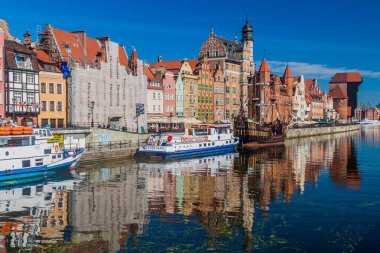 Gdansk, Polonya - 1 Eylül 2016: Gdansk, Polonya Motlawa ırmak Riverside ev sahipliği yapmaktadır. Arka planda Ortaçağ vinç.