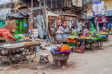Varanasi, Hindistan - 25 Ekim 2016: Varanasi, Hindistan'da Street meyve tezgahları