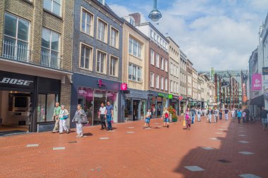 Eindhoven, Hollanda - 29 Ağustos 2016: İnsanlar yürüyüş, yaya cadde olarak merkezi Eindhoven, Hollanda.