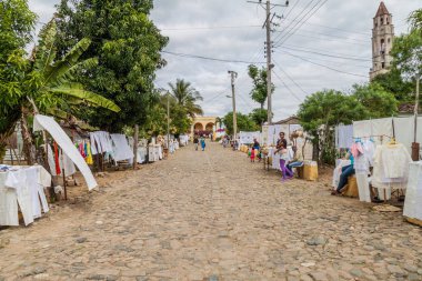 Manaca Iznaga, Küba - 9 Şubat 2016: Valle de los Ingenios Valley yakınındaki Trinidad, Küba Iznaga köyde Hediyelik eşya tezgahları