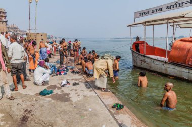 Varanasi, Hindistan - 25 Ekim 2016: Yerel halkın kendilerini Ganj Rover Varanasi, Hindistan Ghat (riverfront adım), kutsal su yıkayın