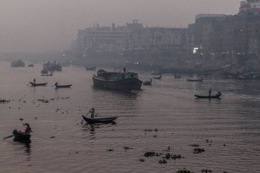 Buriganga River dakka, Bangladeş'te teknelerin sabah puslu görünümü