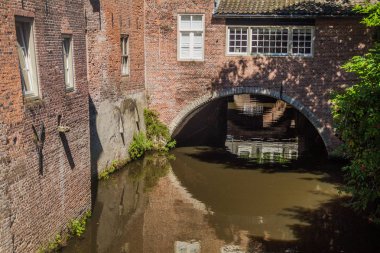 Eski evleri ve bir kanalda Den Bosch, Hollanda