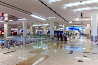 Dubai, Birleşik Arap Emirlikleri - 21 Ekim 2016: İç Terminal 3, Dubai airport, Birleşik Arap Emirlikleri
