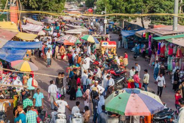 Delhi, Hindistan - 22 Ekim 2016: Sokak Pazarı yakınındaki Jama Mescidi Camii Merkezi Delhi, Hindistan.