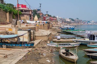 Varanasi, Hindistan - 25 Ekim 2016: Görünüm, Varanasi, Hindistan nehir Ganj kıyısında önde gelen Ghats (riverfront adım)