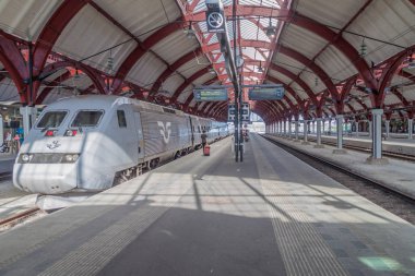 Malmö, İsveç - 27 Ağustos 2016: Platform Merkez Tren İstasyonu Malmo, İsveç