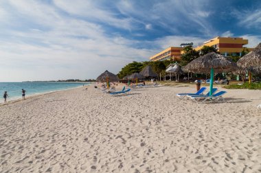 Playa vızıldamak, Küba - 9 Şubat 2016: Trinidad, Küba Playa vızıldamak görünümü plaj. Hotel Club Amigo vızıldamak içinde belgili tanımlık geçmiş.